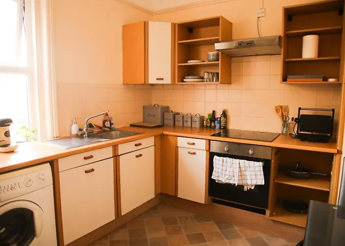 Cozy 1 Bedroom Flat Near Beach Sleeps 4